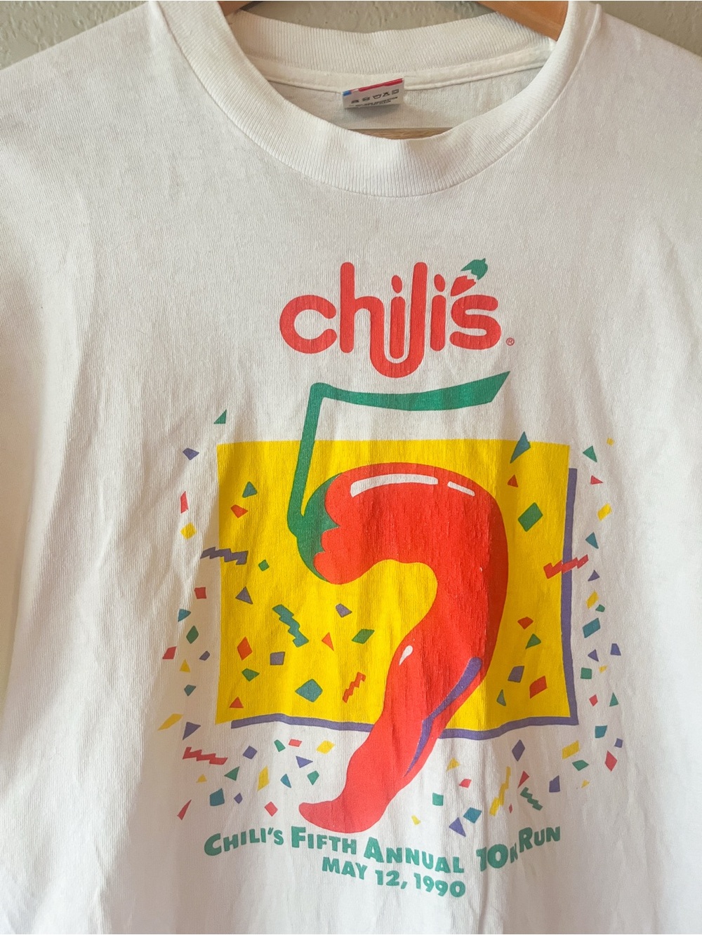 Vintage 90s Chili’s 10K Tee White Graphic Tee 1990 5K Run Design - Picture 2 of 6